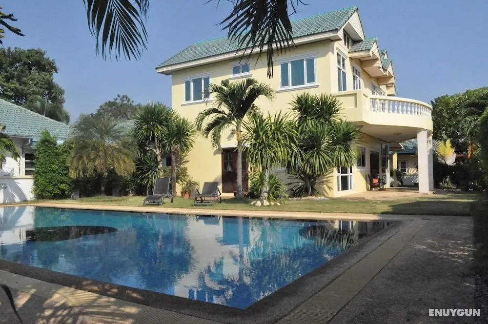 Tropical Hill by Melody Hua-Hin - Öne Çıkan Resim