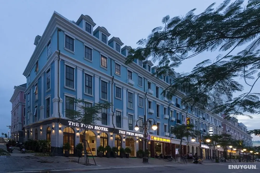 The Twin Hotel - Öne Çıkan Resim