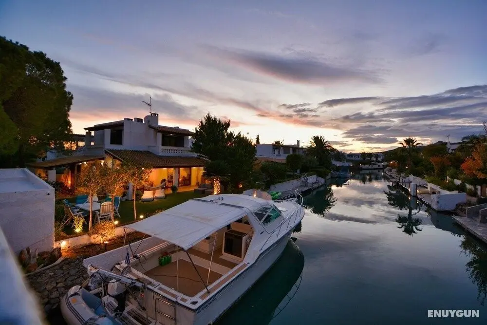 Unique Canal Villa With Boat Dock in Porto Hydra - Havuz