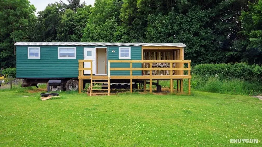 Unique Upcycled Straw Trailer @ Westcote - Öne Çıkan Resim