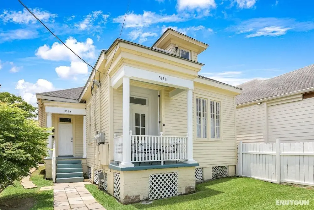 Uptown Spacious 4BD w Historic Charm - Öne Çıkan Resim