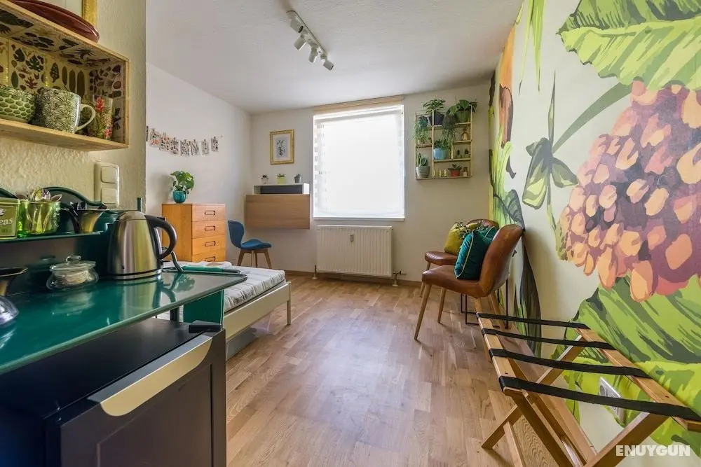 Urban Jungle Designer Apartment - Öne Çıkan Resim