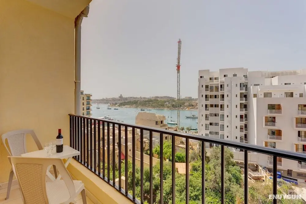 Valletta and Harbour Views Apartment in Central Sliema - Oda