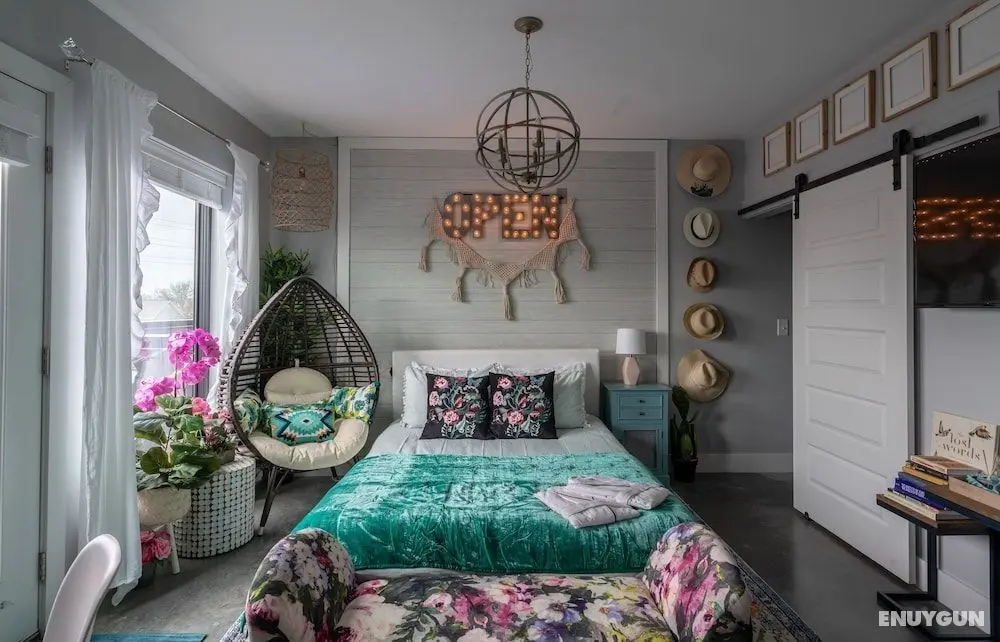 Vibrant Studio with a Deck Patio in West Nashville - Öne Çıkan Resim