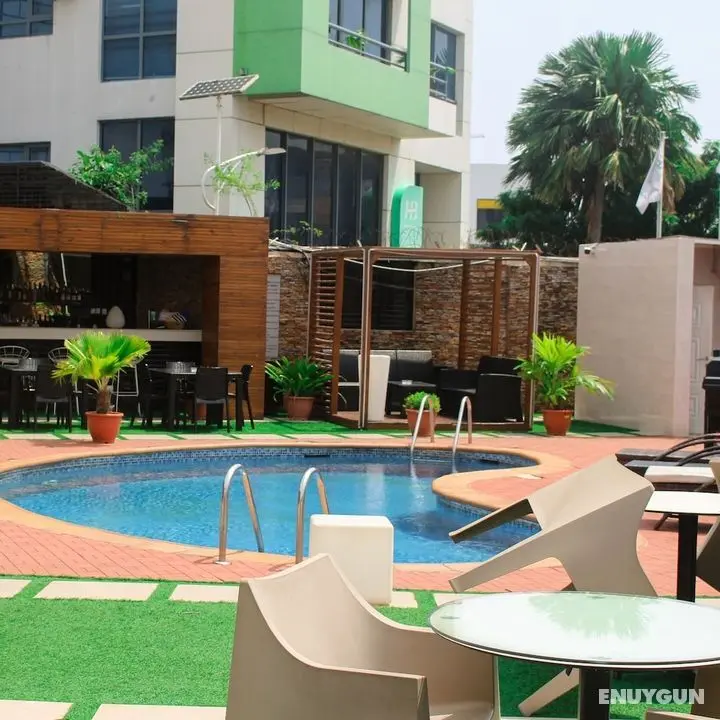 Victoria Crown Plaza Hotel - Havuz