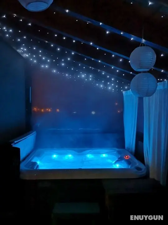 Viksa with Hot Tub - Öne Çıkan Resim