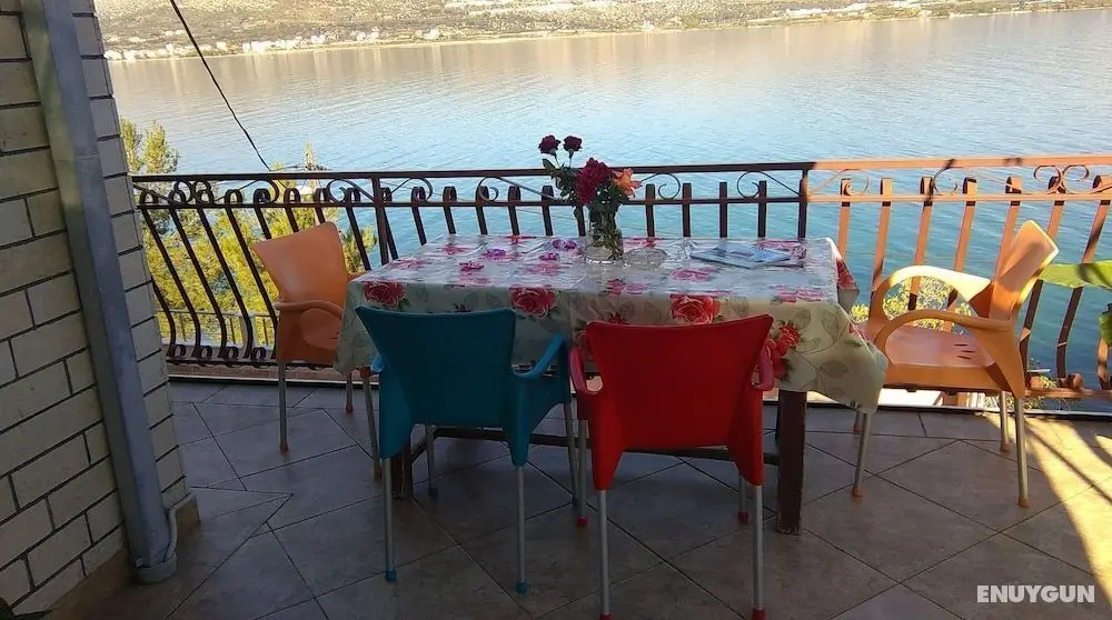 Vini - Direct by the sea and Free Parking - A4 - Öne Çıkan Resim