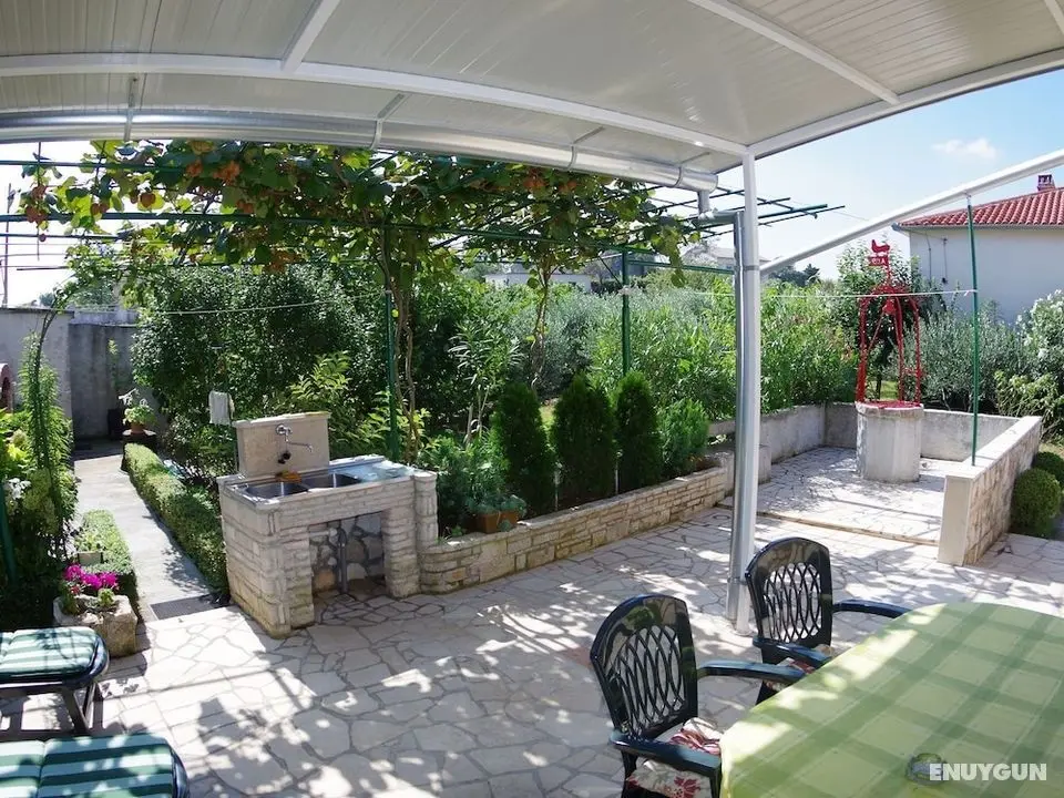 Vintage Holiday Home in Rakalj With Garden - Öne Çıkan Resim