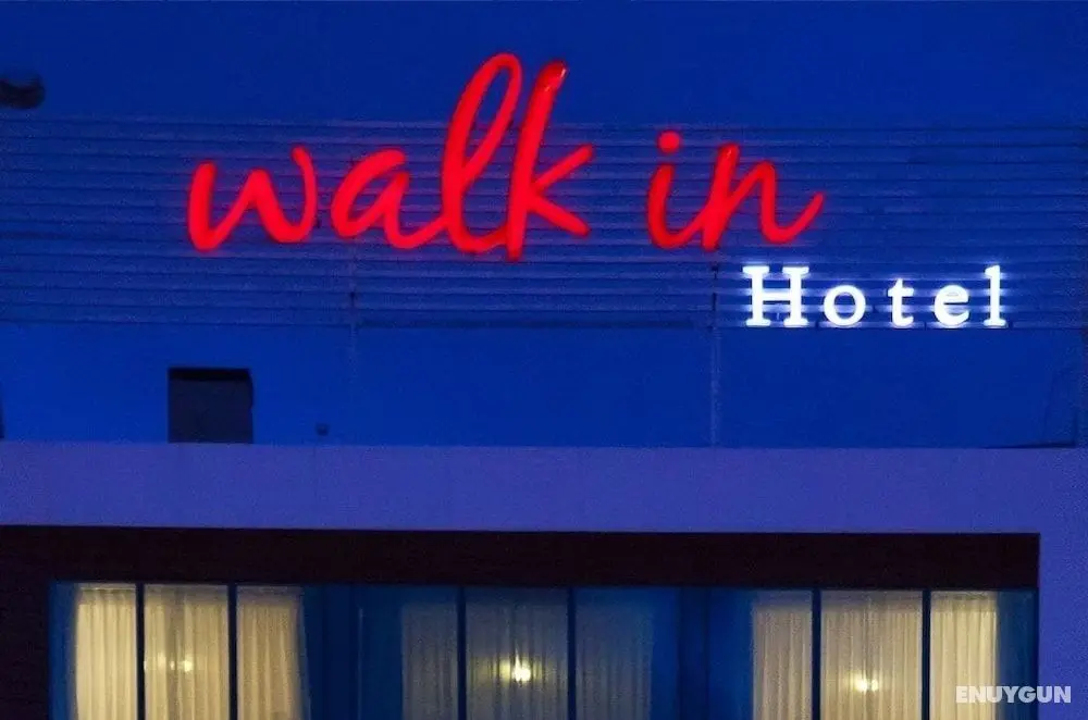 Walk In Hotel - Öne Çıkan Resim