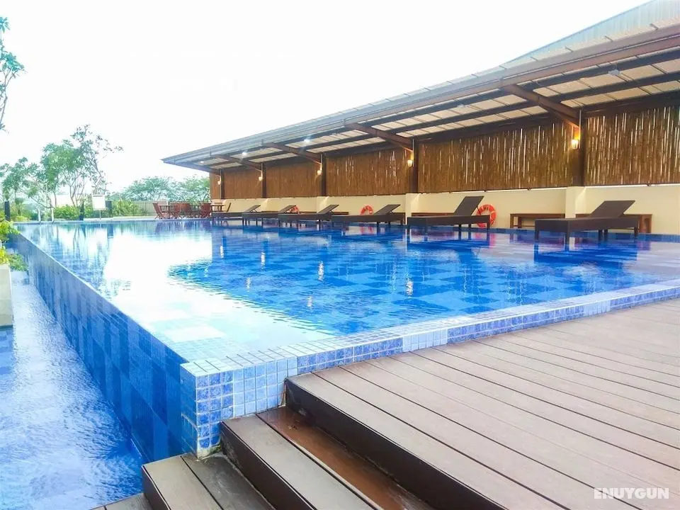 Warm And Cozy Studio At Azalea Suites Apartment - Havuz
