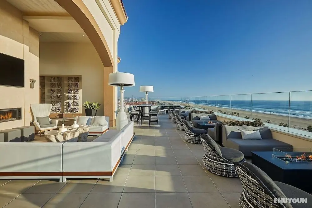 The Waterfront Beach Resort, A Hilton Hotel - Bar