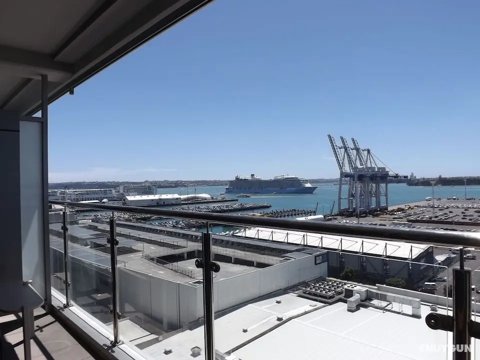 Waterfront Highrise Apartment - Konum Öne Çıkanlar