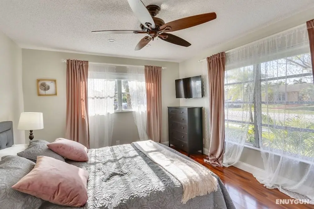 Watersedge - Private & Sanitized, Self Check-in. Perfect for Social Distancing & Working From Home. Private Pool, Pet Friendly. Super-host Support - Oda