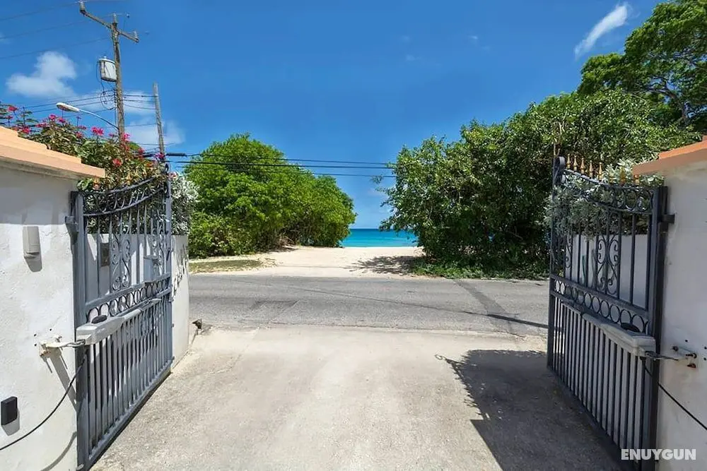 Welcome to the Unpretentious and Breezy Graceville, Steps Away From the Beach - Dış Mekan