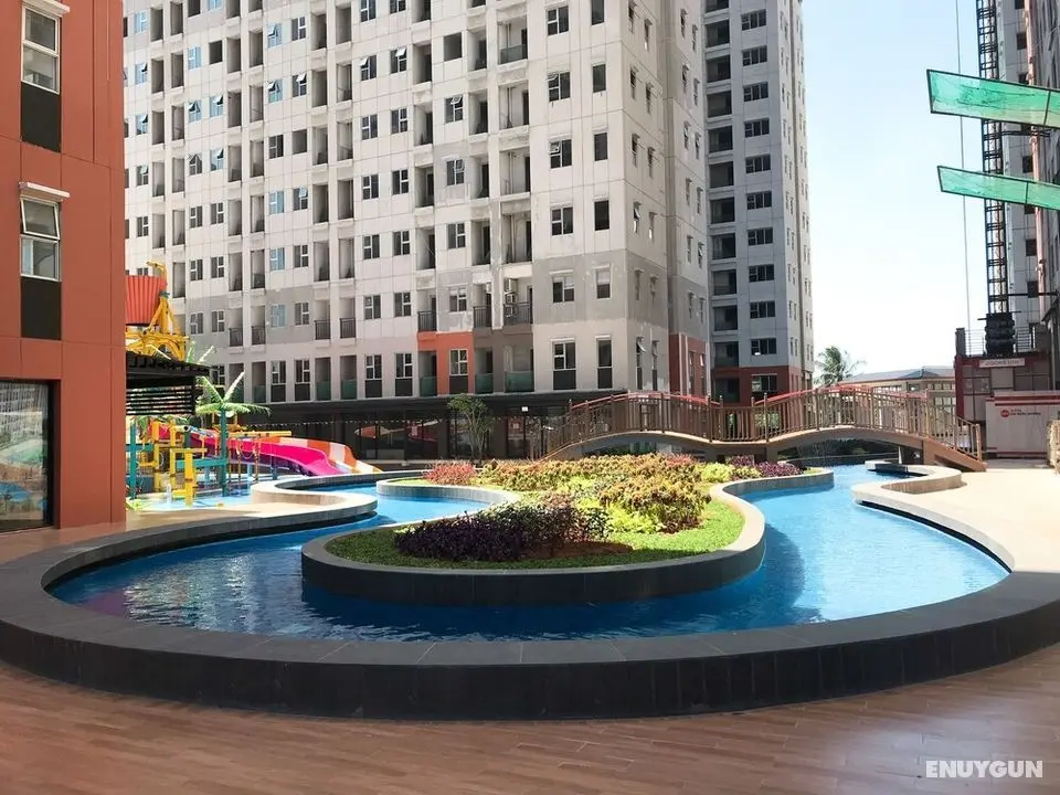 Well Furnished And Comfy Studio At Transpark Juanda Apartment - Havuz