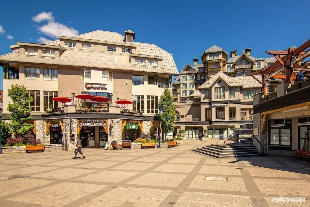 Whistler Village Centre by Latour - Öne Çıkan Resim