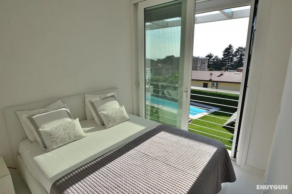 The White Apartment With Pool - Öne Çıkan Resim