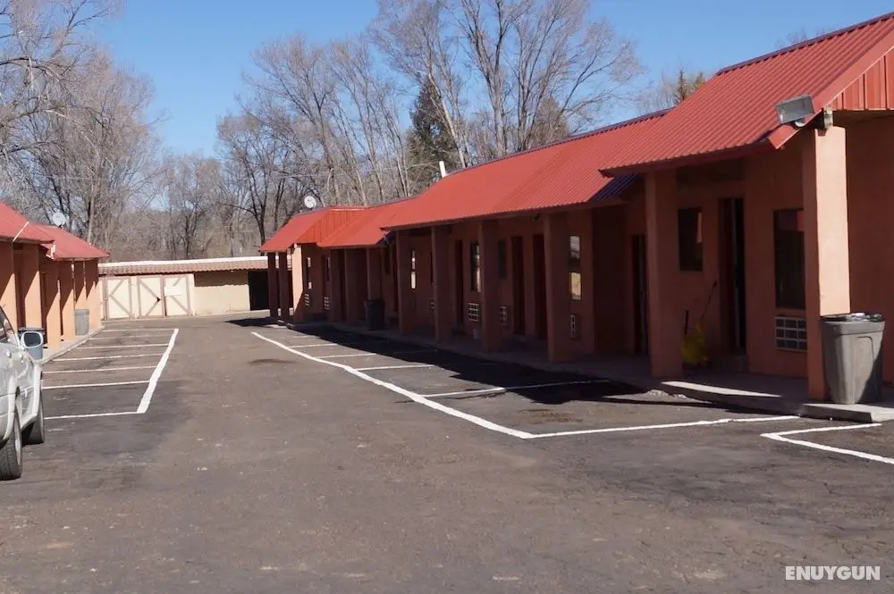 White Mountain Motel - Otopark