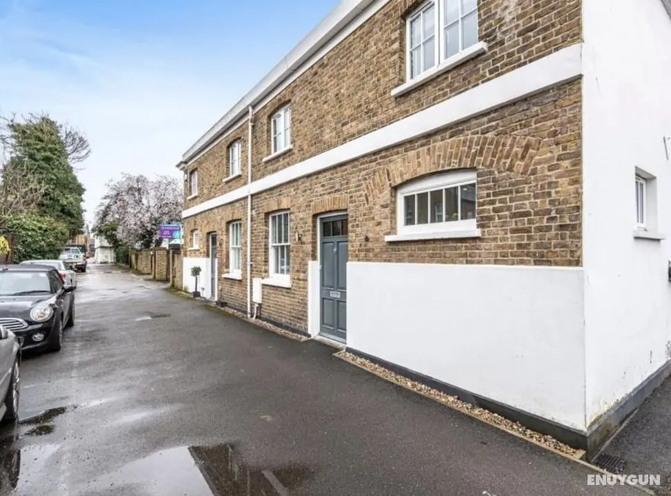 Windsor Mews by Stay Focused SA - Öne Çıkan Resim