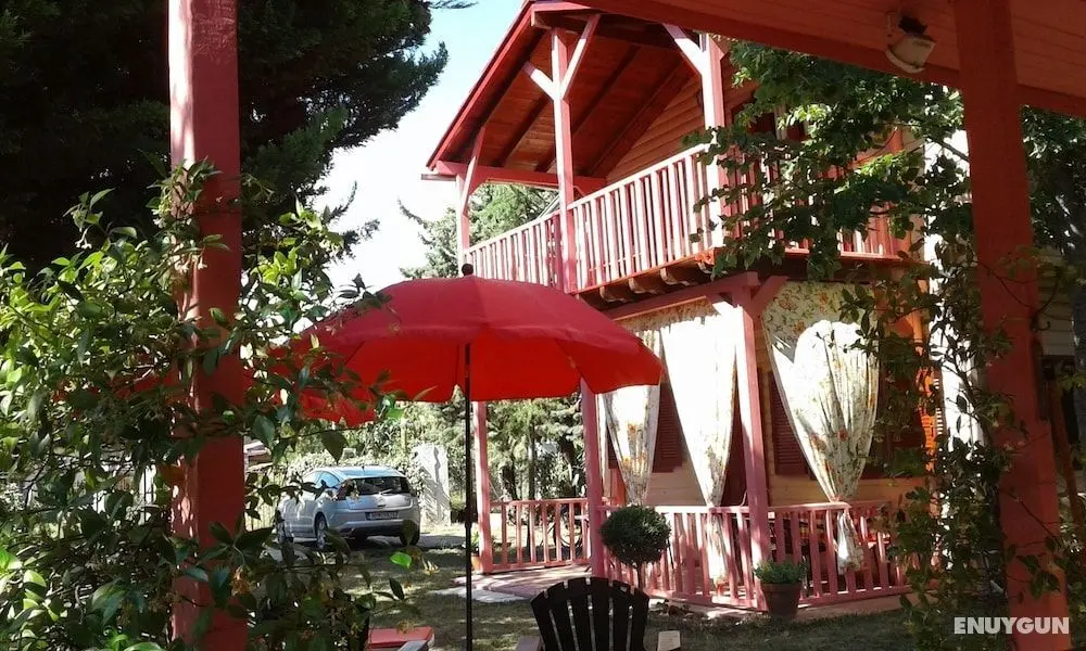 Wooden House near Sea - Öne Çıkan Resim