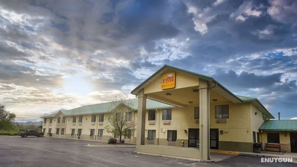 Yellowstone River Inn & Suites - Dış Mekan