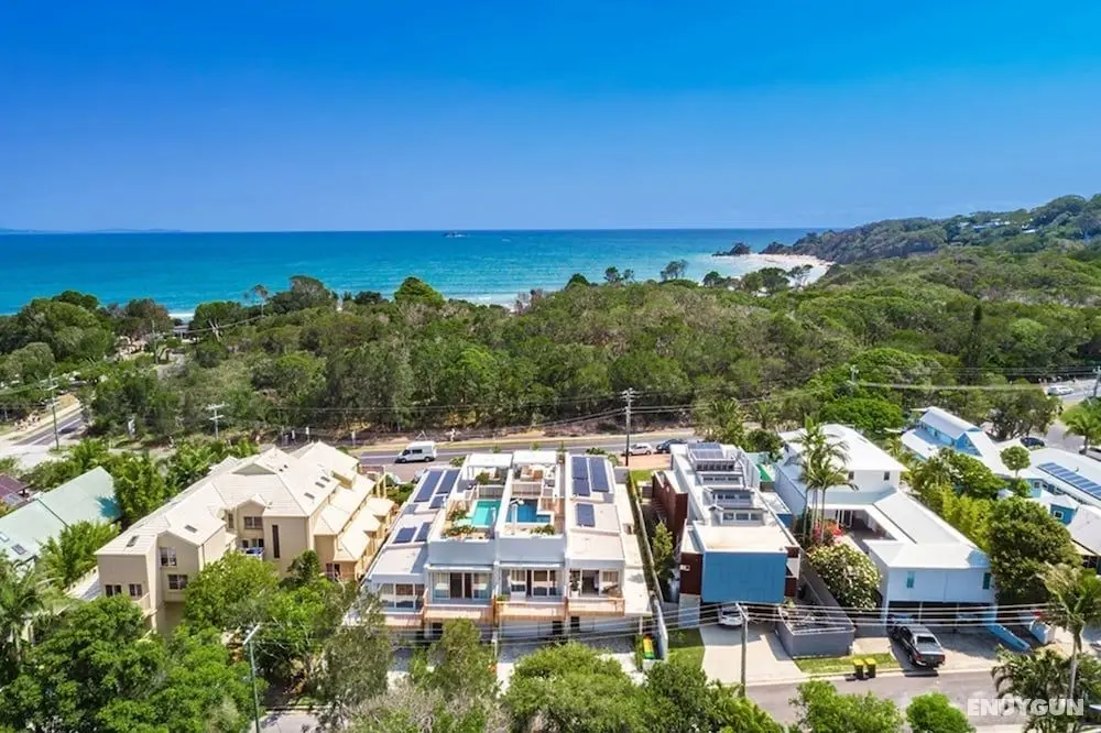 Your Luxury Escape - Driftwood Three - Öne Çıkan Resim