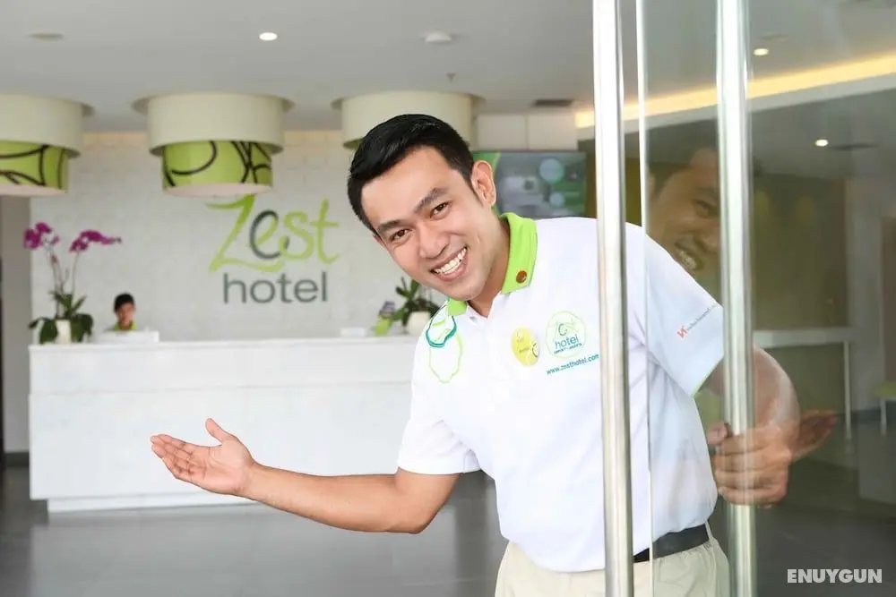 Zest Hotel Airport Jakarta - CHSE Certified - Lobi