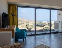 2 Bed Apartment w Distant Sea and Country Views Oda