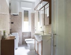 2 Bedrooms Flat near Bocconi, Iulm, Navigli Banyo Tipleri