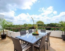 2-story Penthouse w Hot Tub Panoramic Jungle Views Charming Balcony in Bahia Principe Oda