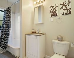 2BR Lively & Chic Home in Rogers Park Banyo Tipleri