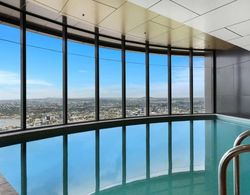 2BR Luxury Skytower -cbd -pool -gym -netflix Oda