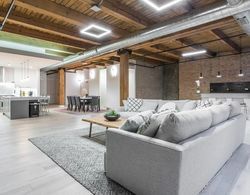 3 BDR Downtown Luxury Loft-spacious, Safe & Secure Oda Düzeni