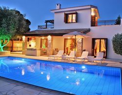 3 bedroom Villa Pera 12 with 10x5m private pool, within walking distance to resort village square, resort facilities, Aphrodite Hills Dış Mekan