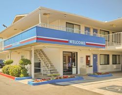 Motel 6 Fresno, CA - Blackstone North Dış Mekan