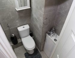 A A Guest Rooms:inviting Studio Room Woolwich Banyo Tipleri