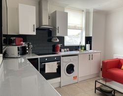 A Friends Reunion 2-bed Apartment in Swansea Mutfak