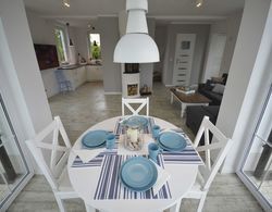 A Luxury Villa in a Seaside Village.living Room, 2 Bedrooms, 2 Bathrooms, Garden Yerinde Yemek