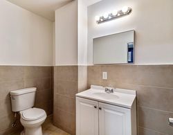 A Touch of Blue! Stylish 2BD Next to Reading Terminal Market Banyo Tipleri