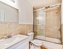 A Touch of Blue! Stylish 2BD Next to Reading Terminal Market Banyo Tipleri