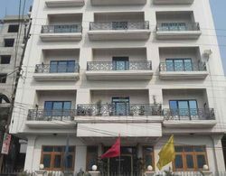 ADB Rooms Hotel Surabhi International Dış Mekan