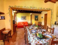 Adorable Farmhouse in Radda In Chianti With Garden Yerinde Yemek