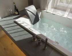 Aera Luxury Suites - Jacuzzi by Wonderful Italy Oda