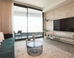 AirTLV - Menachem Begin Apartment İç Mekan