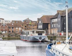Altido Stunning 5-Bed Boathouse On The River Thames Dış Mekan
