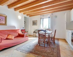 An Attractive Residence on the Verona Side of Lake Garda Oda Düzeni