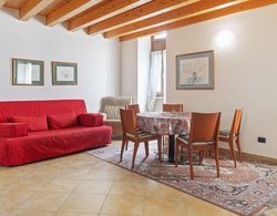 An Attractive Residence on the Verona Side of Lake Garda Oda Düzeni