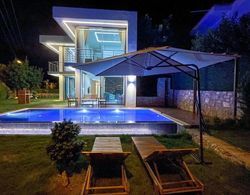 Antalya'da Marina'ya 5 Dakika Mesafede Jakuzili Havuzlu Villa Oda