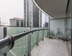 AOC Suites 2 Bedroom Condo, City CN Tower View Oda Düzeni