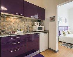 Apartamento A Francos Purple Room Mutfak